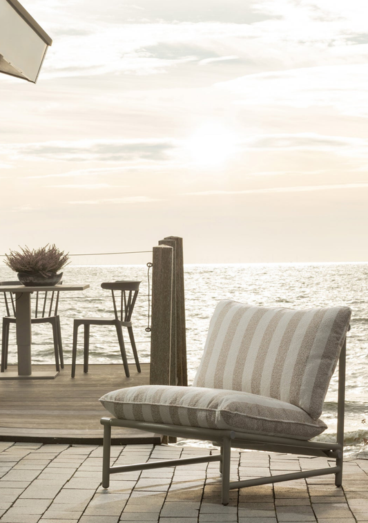 Elvo Outdoor Lounge Chair – Aluminium – White & Sand Stripe - Elara Maison