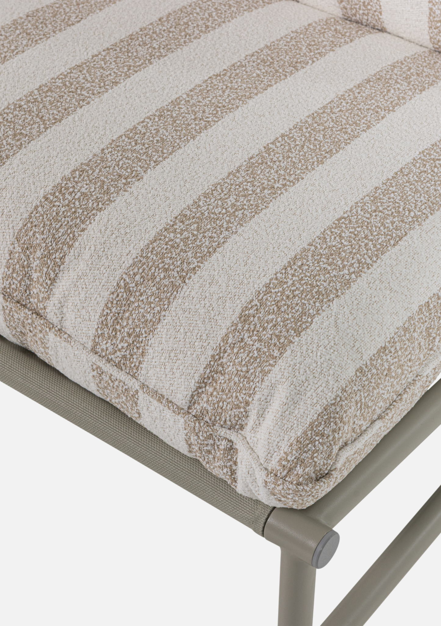 Elvo Outdoor Lounge Chair – Aluminium – White & Sand Stripe