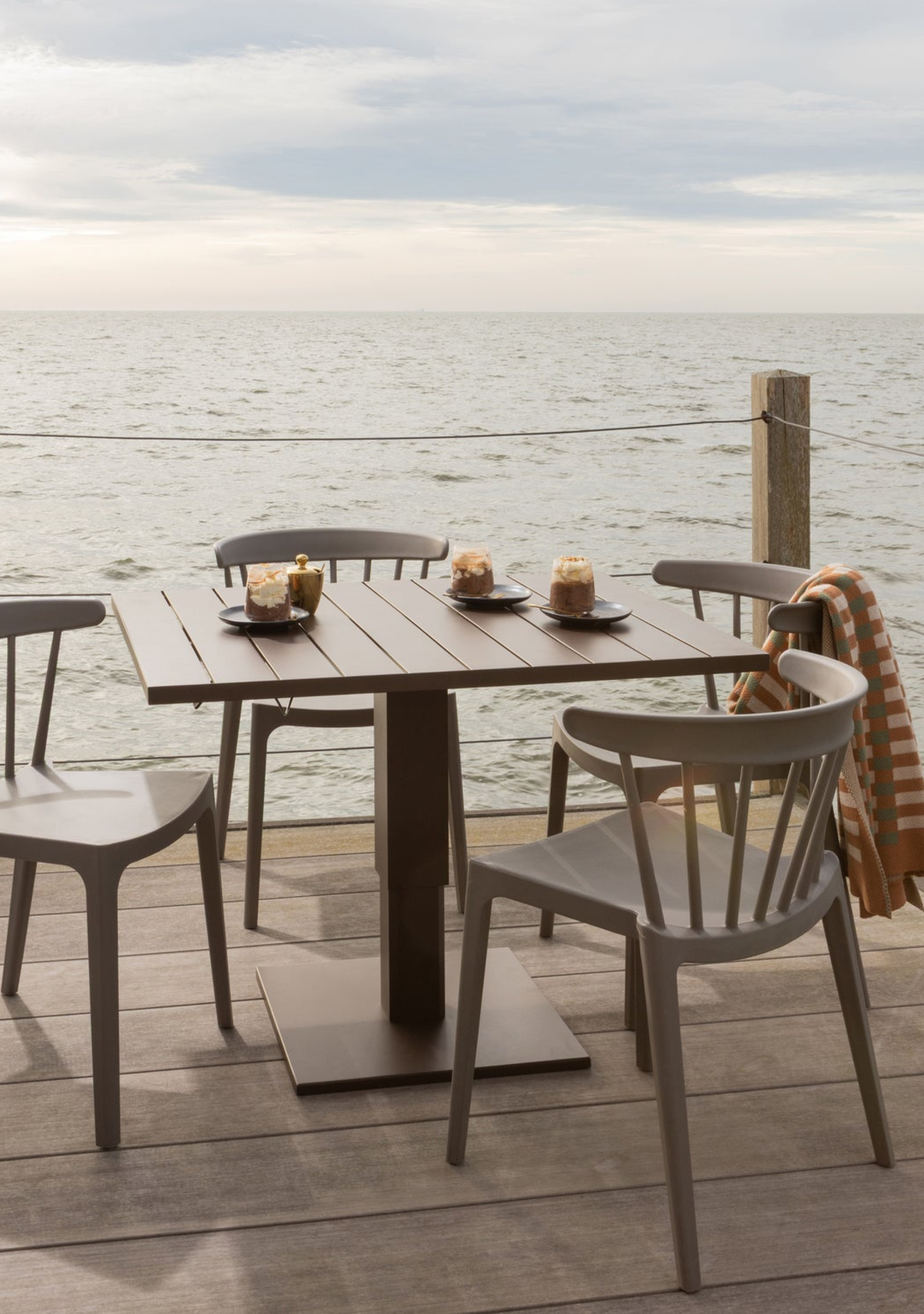 TESSO HEIGHT ADJUSTABLE GARDEN TABLE GARDEN ALUMINUM BROWN - Elara Maison