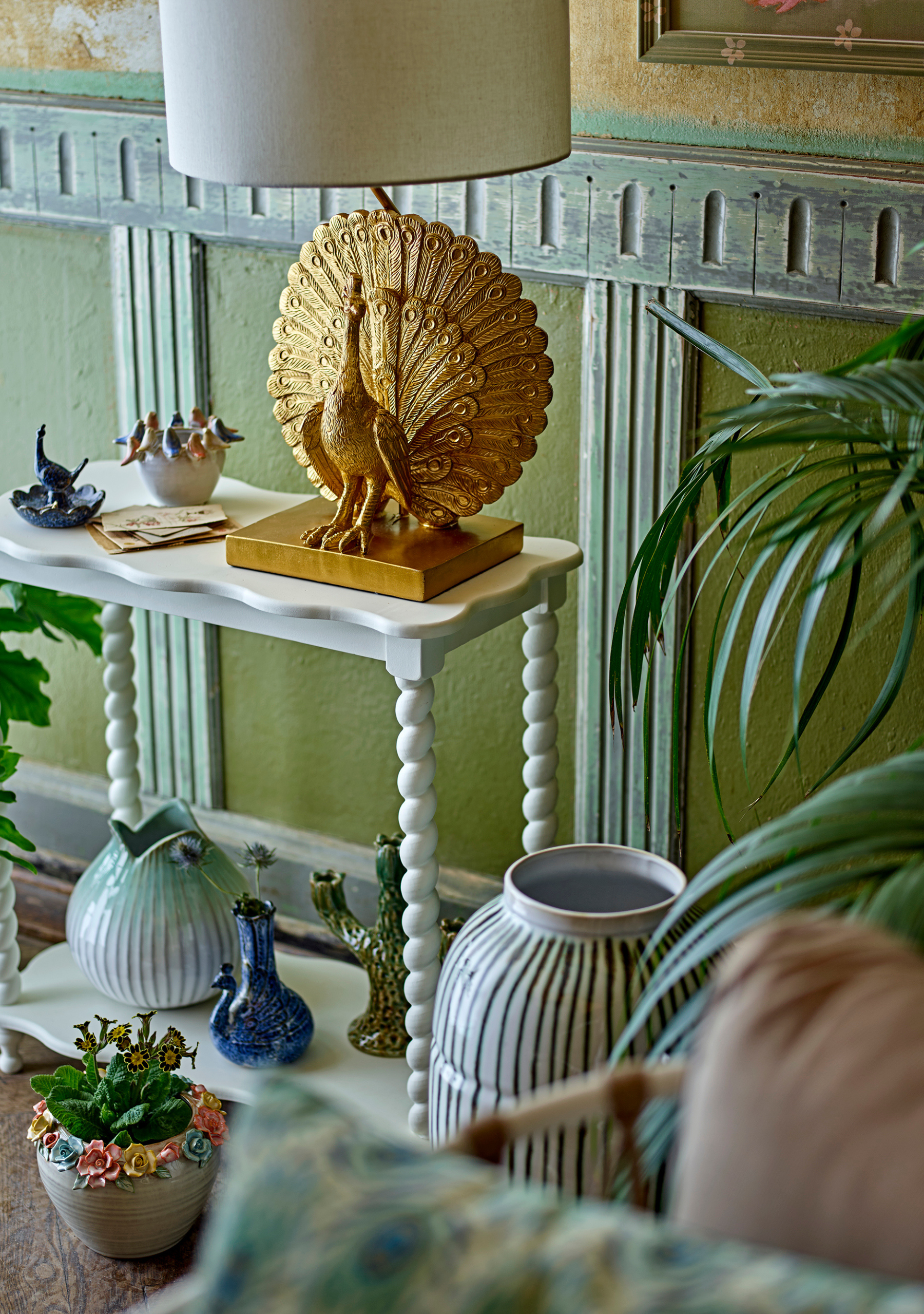 Peacock Lamp – Gold Polyresin - Elara Maison