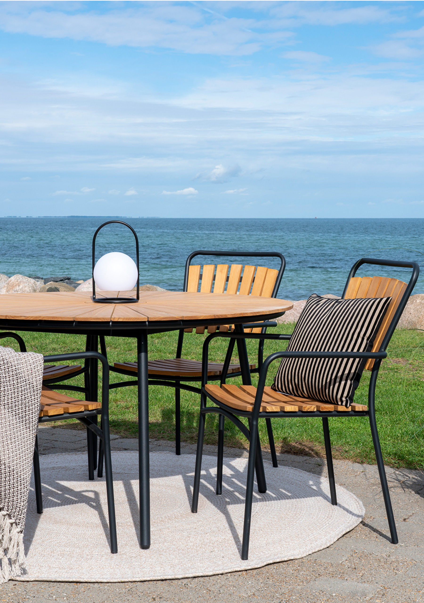 Cleveland Dining Table – Ø130 cm, Teak & Black Metal - Elara Maison