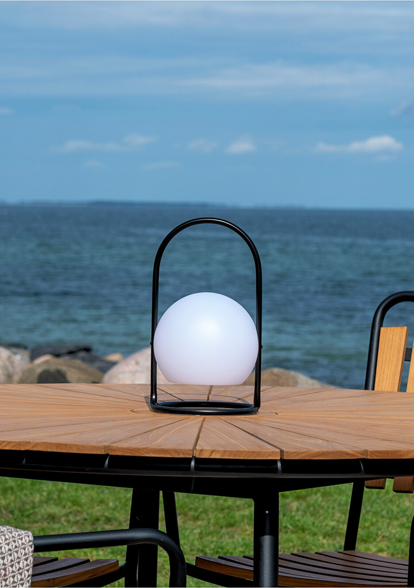 Cleveland Dining Table – Ø130 cm, Teak & Black Metal - Elara Maison