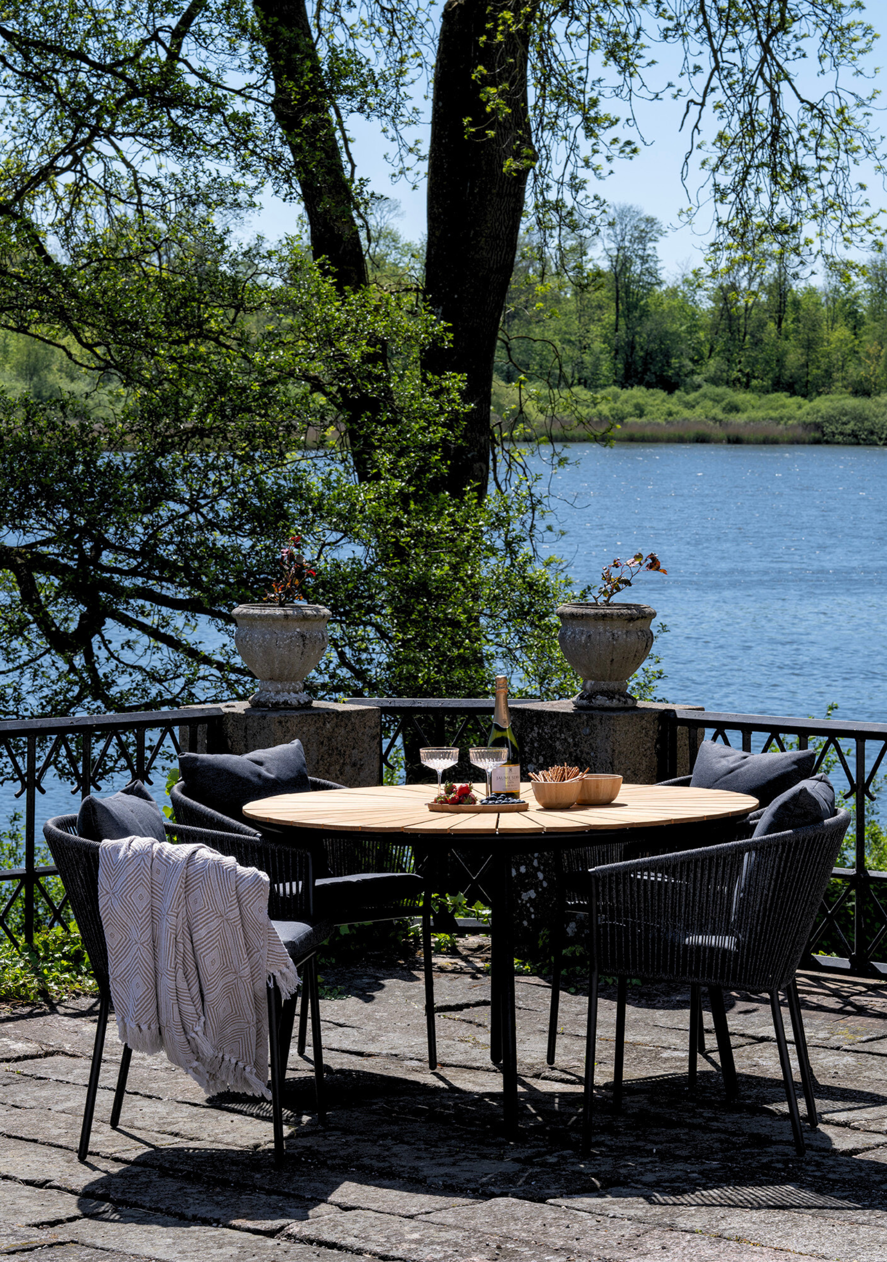 Cleveland Dining Table – Ø130 cm, Teak & Black Metal - Elara Maison