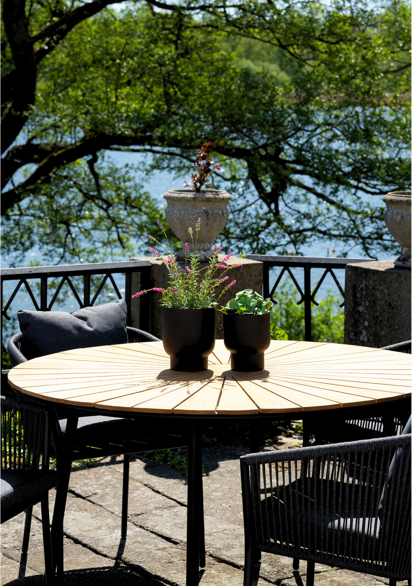 Cleveland Dining Table – Ø130 cm, Teak & Black Metal - Elara Maison