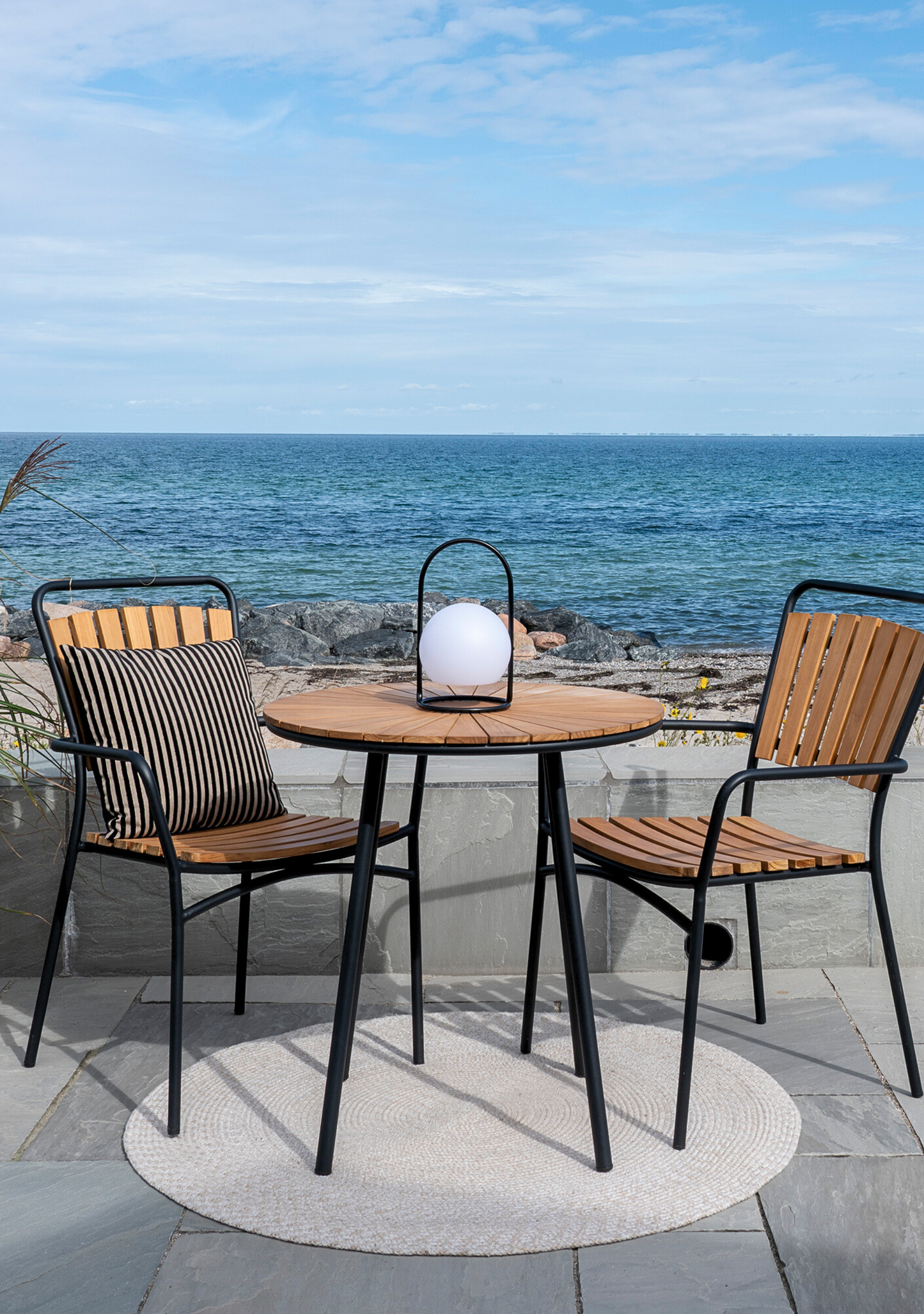 Cleveland Bistro Table – Ø70 cm, Teak & Black Metal - Elara Maison