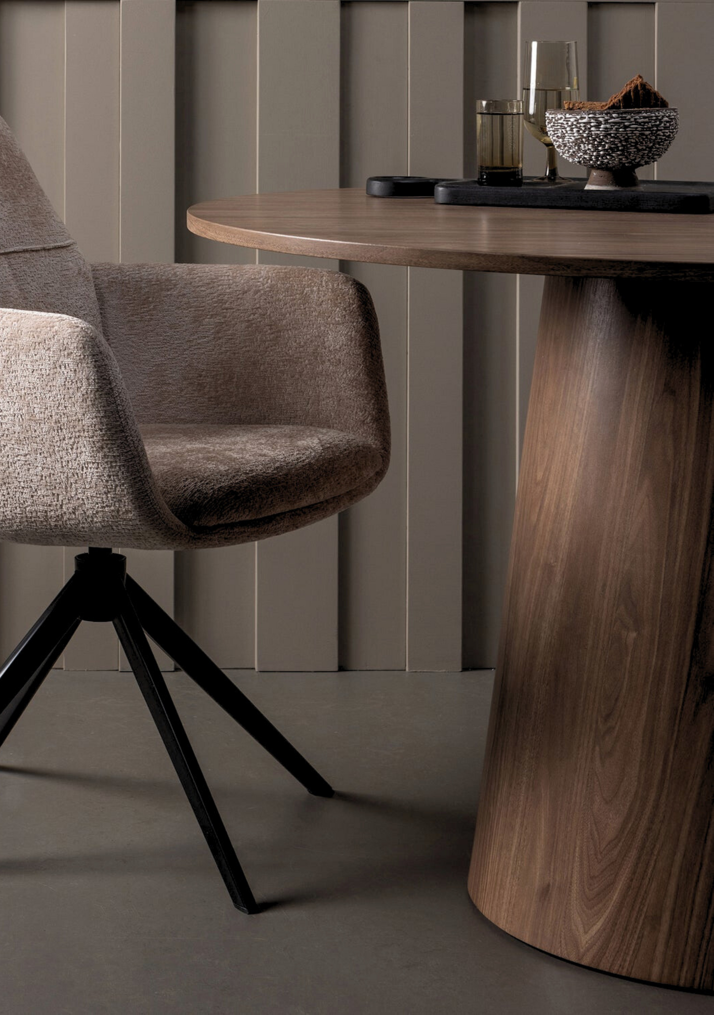 Maan Dining Table – Walnut Ø120 cm