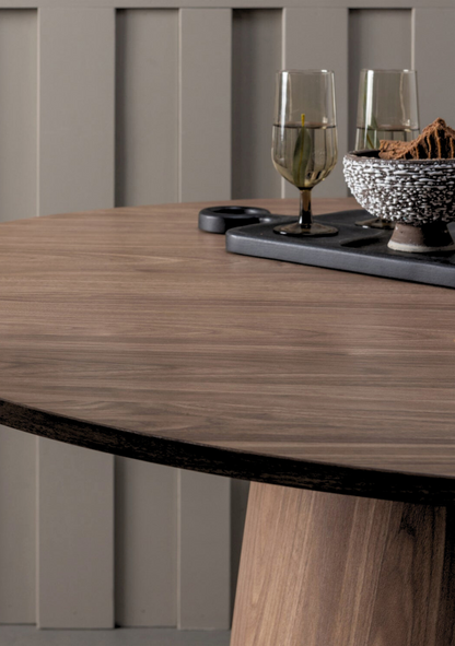 Maan Dining Table – Walnut Ø120 cm