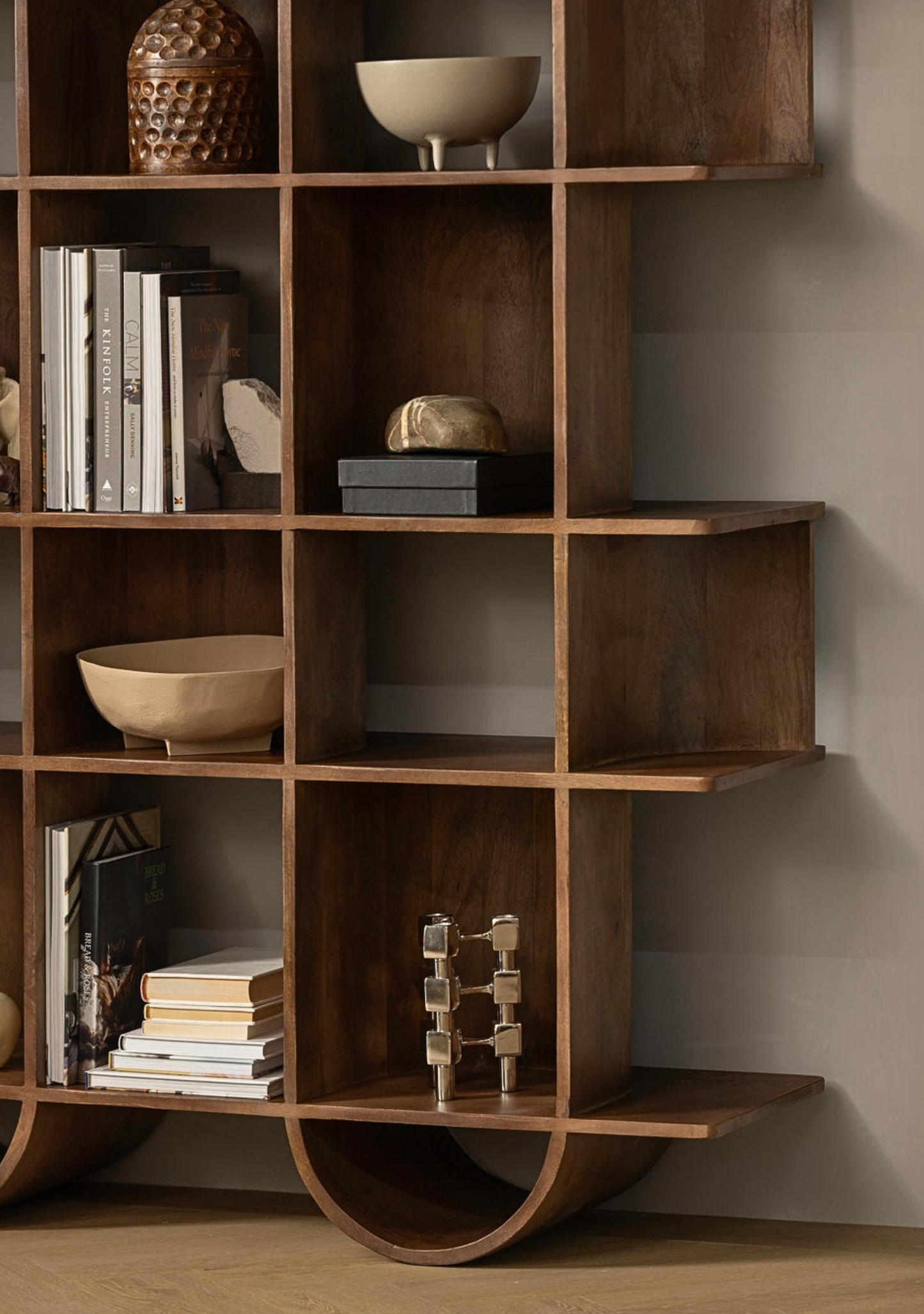 Sinne Bookshelf – Mango Wood Walnut