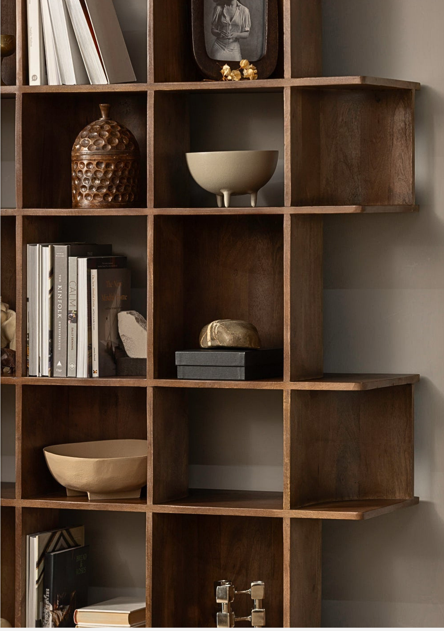 Sinne Bookshelf – Mango Wood Walnut